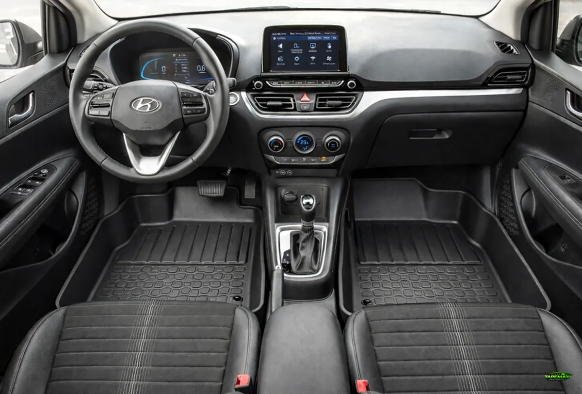 Interior del vehículo con alfombra Tapemax